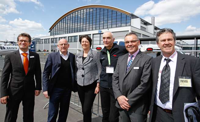 Shown from left to right: Messe Friedrichshafen CEO Klaus Wellmann, Transport Minister Winfried Hermann, EU Commissioner Violeta Bulc, Pipistrel CEO Ivo Boscorel, AERO project leader Roland Bosch and e-flight-expo organizer Willi Tacke.